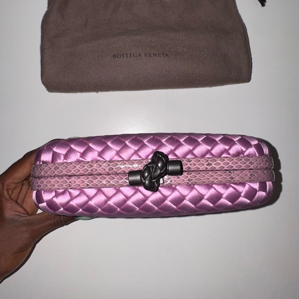 Bottega Veneta Mauve Pink Woven Satin Knot Clutch - Picture 4 of 11